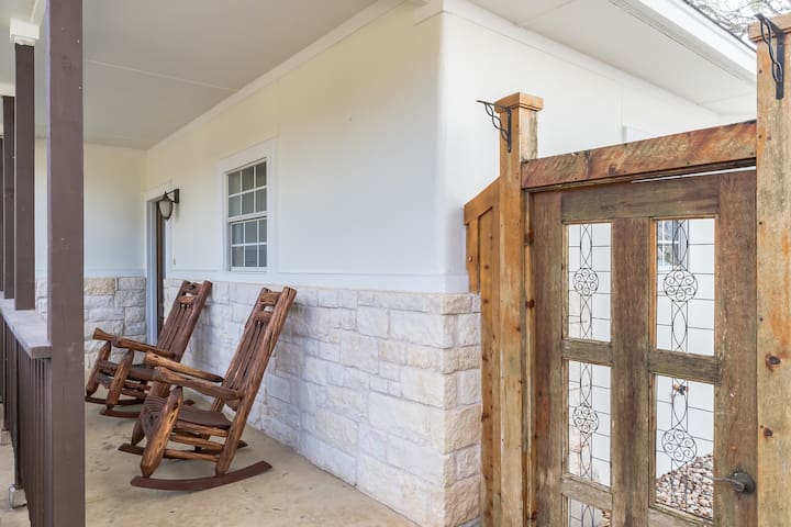 Lake Austin Escape! gallery image 2