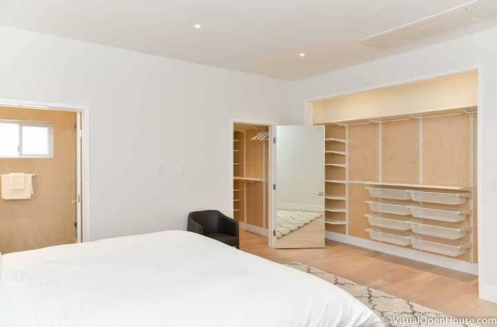 Dormitorio principal con cama king
cuenta con TV, vestidor, un gran armario, un baño privado con 2 lavabos y ducha a ras del suelo.