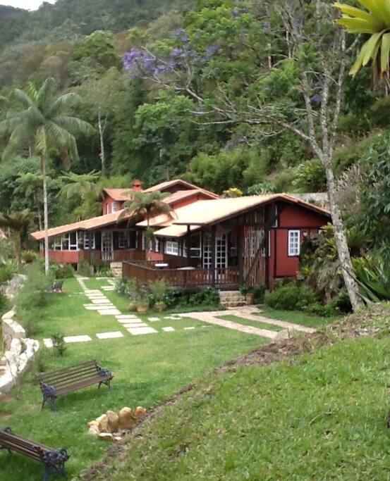 Destaque para os bancos ao lado do espaço para fogueira