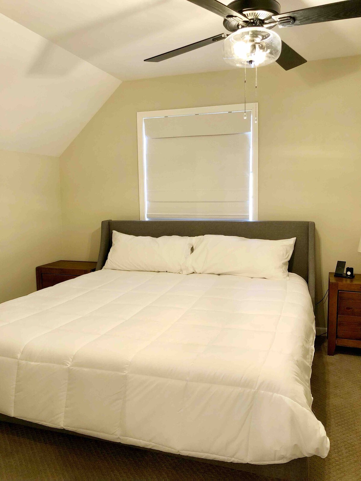 ห้องนอนเตียงคิงไซส์ชั้นบน