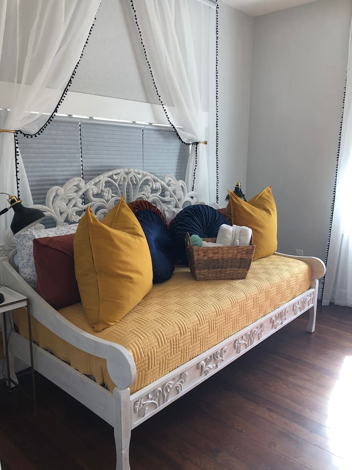 מיטת היום של זארה כוללת מסגרת עץ קשיחה וראש מיטה מגולף היטב כדי לתת טיפ של רומנטיקה. מלאכת יד מעץ מהגוני, מנגו וגניטרי למסגרת עם גימור לבן וראש מיטה עם שרף ומתכת.