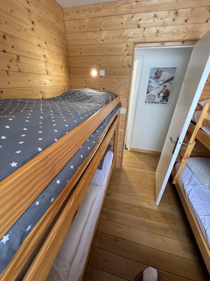 Spavaća soba s 2 kreveta na kat