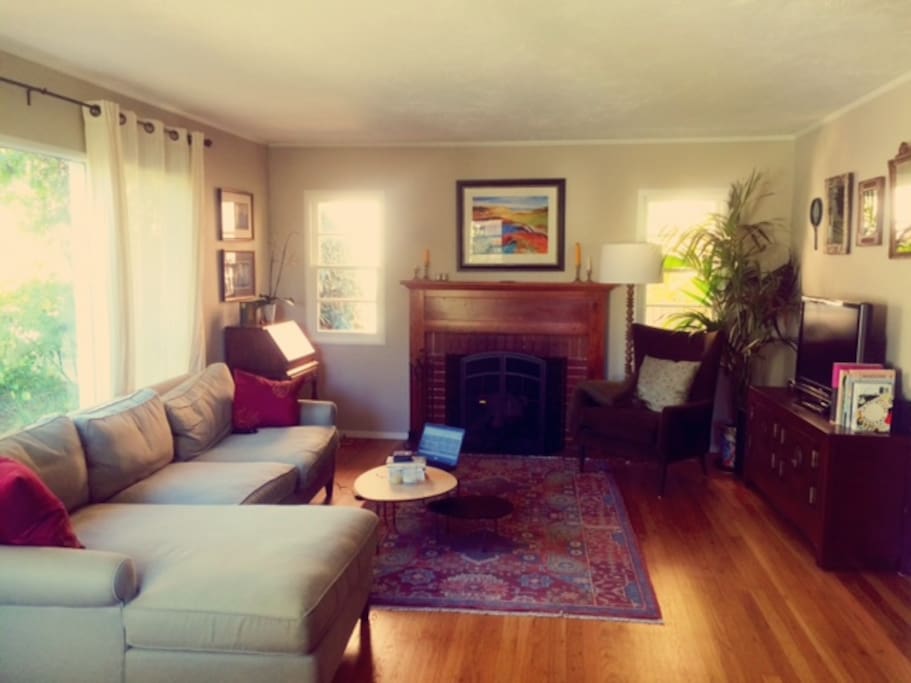 The cozy living room, with working fireplace (and cable TV)