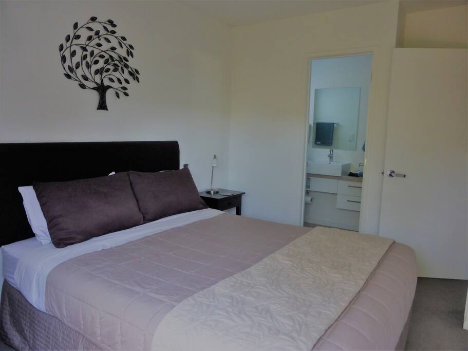 Queen Bedroom with en-suite