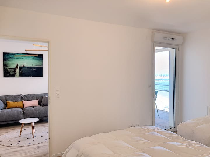 غرفة نوم واحدة مع خزانة وإمكانية وصول مباشرة إلى التراس