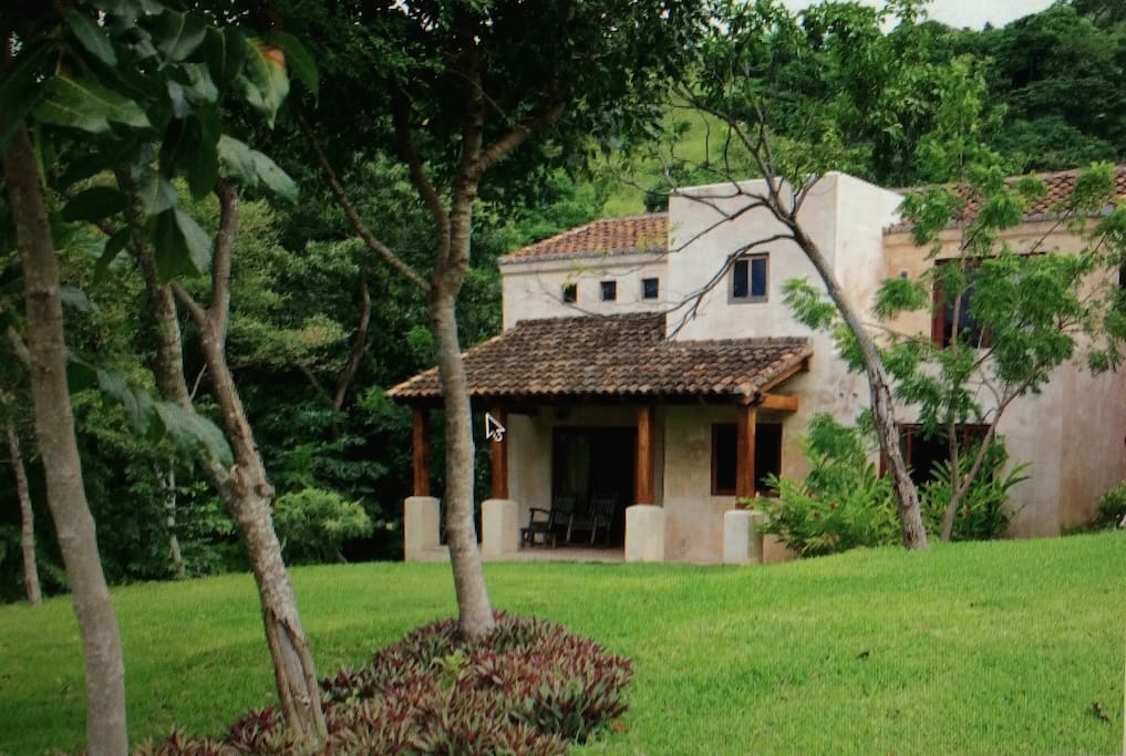 Villa with nice garden, ideal for Yoga. You are going to love it!
The mountain beside has monkeys and birds that you can see from the windows of the living room. And in 10 minutes you can be in Playa Maderas surfing the best waves of Nicaragua, or in Playa Hermosa taking long walks and watching the beautiful sunset.