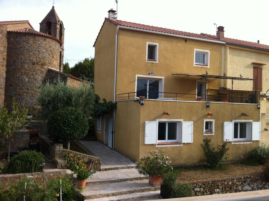 Terrasse avec vue sur mer et sur montagne