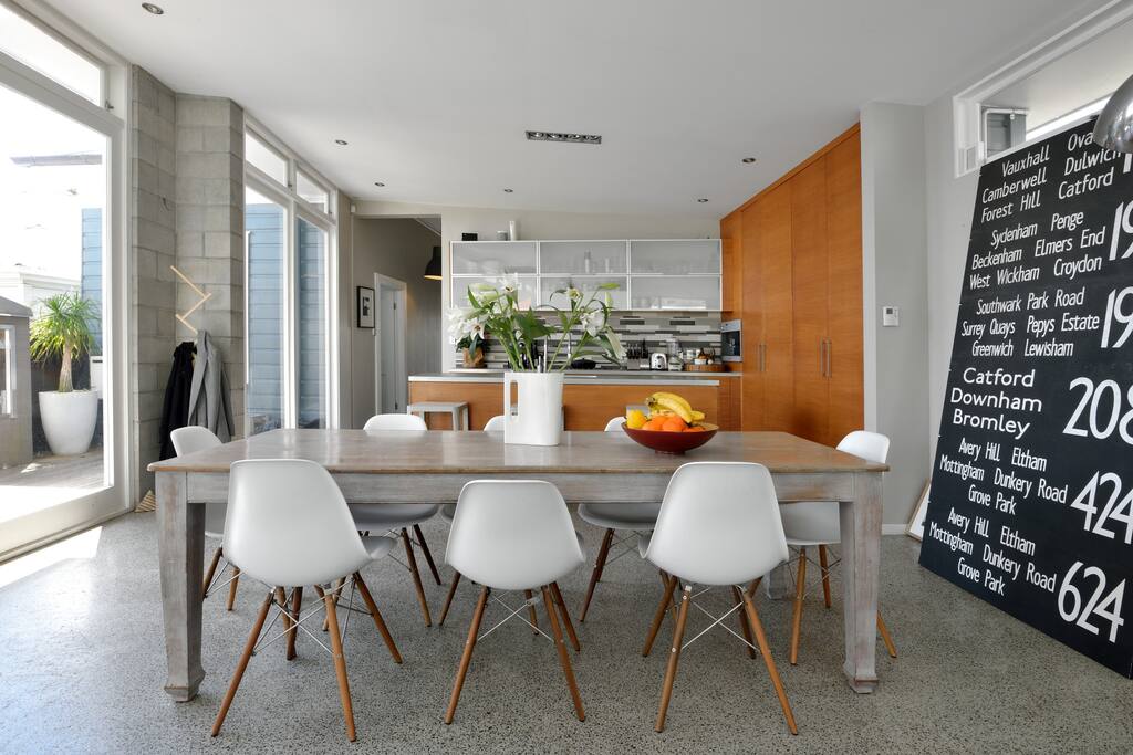 Dining area & kitchen