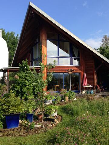 Sleep quietly in a modern wooden house with garden