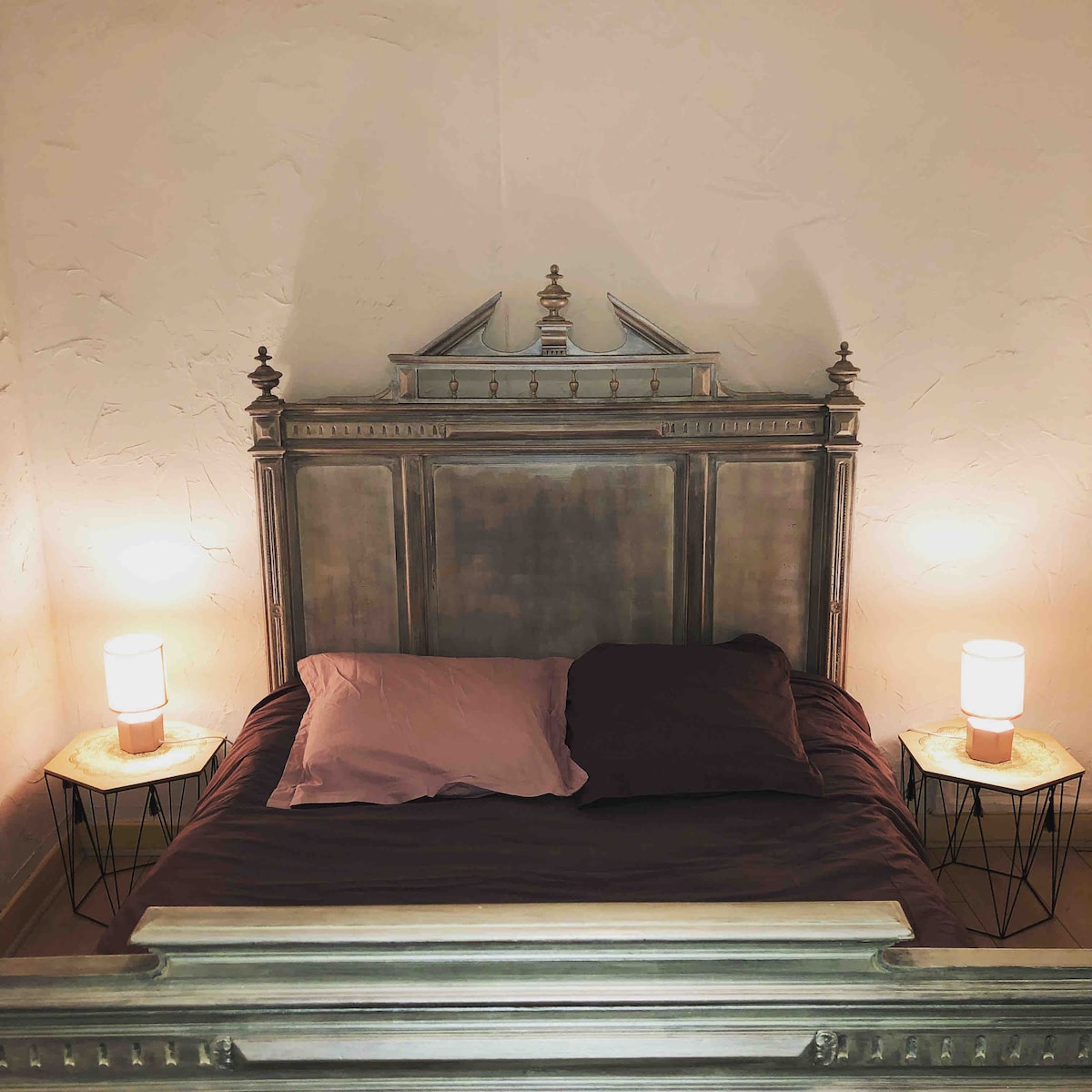 Спална соба со царски кревет 