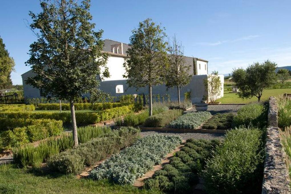 Il parco con aiuole di piante aromatiche come lavanda e rosmarino.