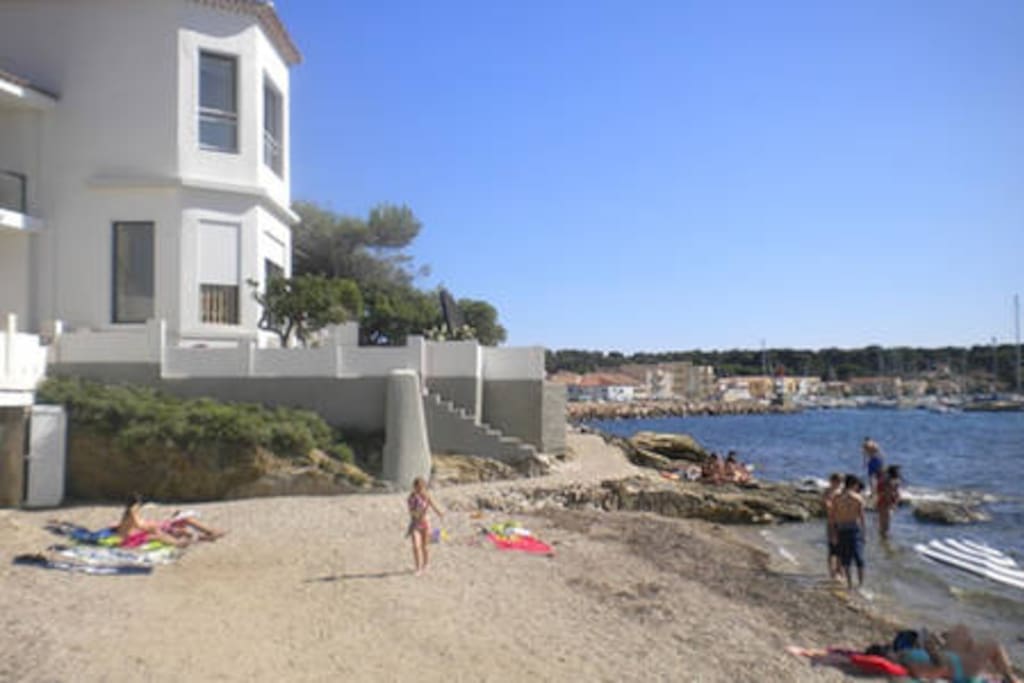 Vue de la maison depuis la petite plage de galets