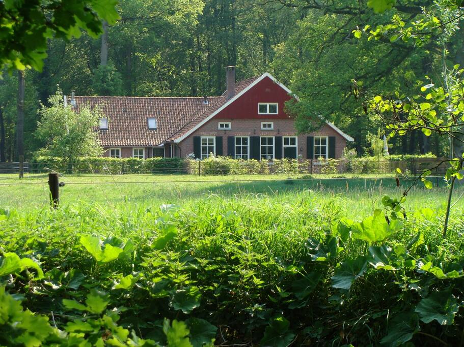 Vakantieboerderij Beekshuus: de boerderij gezien vanaf de Boven-Slinge