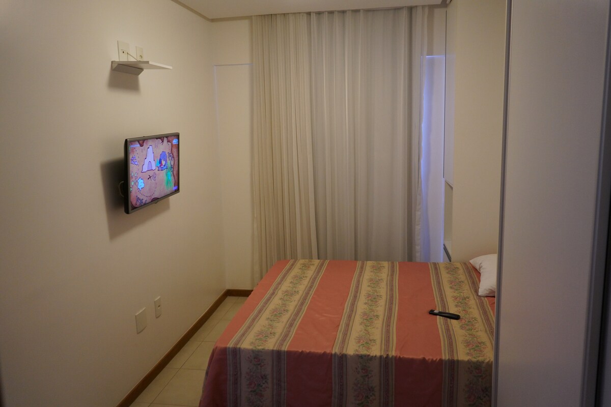 Glavna spavaća soba s kupaonicom, televizorom, klima-uređajem (podijeljeno), bračnim krevetom i ormarima