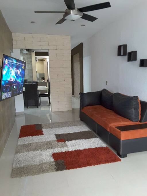 sala amplia con tv60" Smart