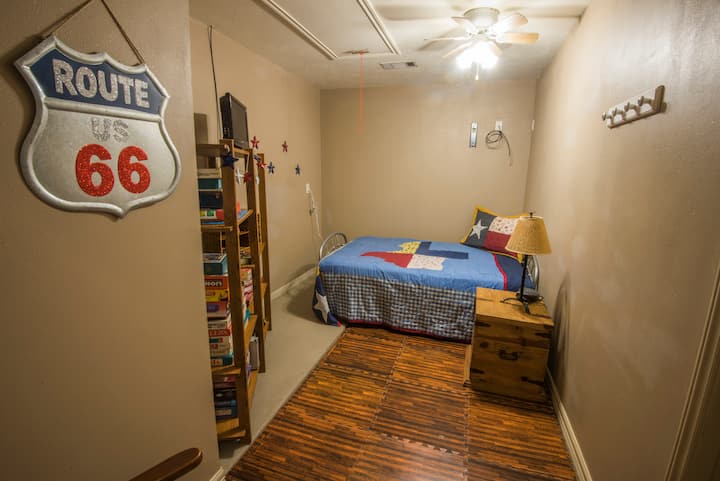 Вторична спалня с разтегателен фотьойл.