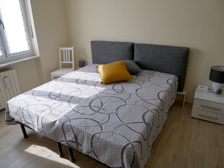 La camera. Spaziosa e molto luminosa. I letti hanno doghe in legno e materassi nuovi. Nell'armadio c'e spazio per riporre parte dei vostri bagagli.