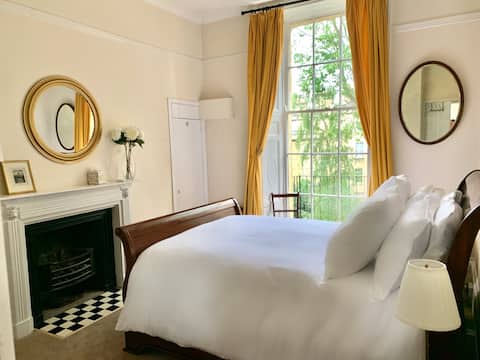 Regency Crescent in Idyllic Location Bridgerton