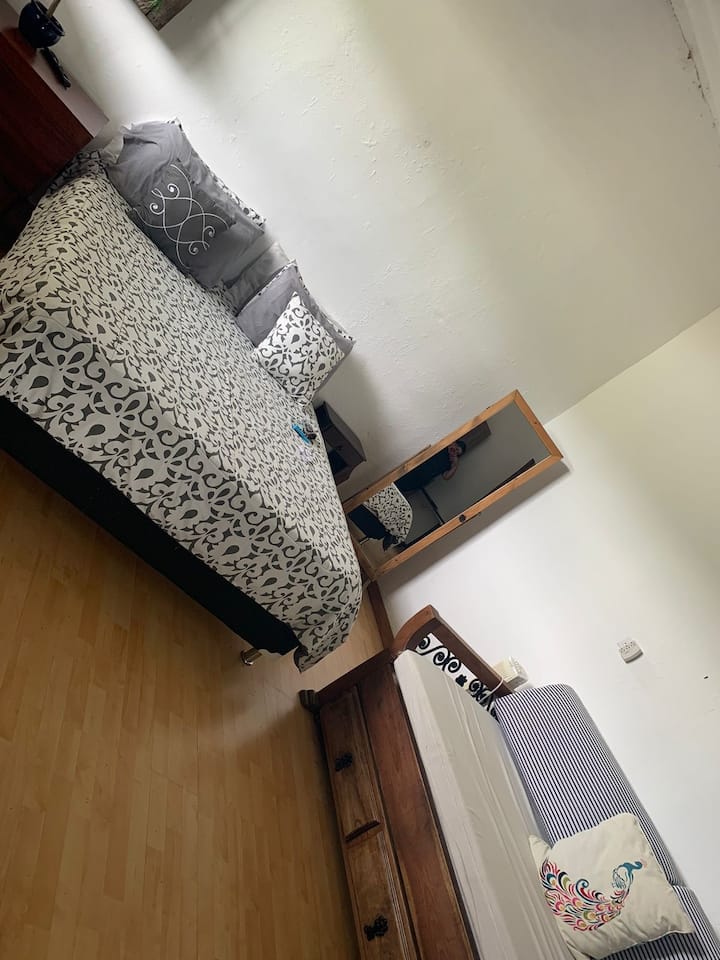 Chambre principale, à l'intérieur du ranch, à côté de la salacomedor.
Il a des ventes rustiques en bois, ce qui lui donne une riche obscurité pour dormir. Cette chambre dispose d'un canapé