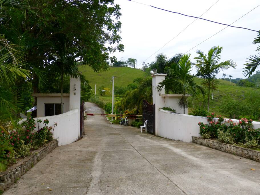 Safe and guarded compound. Dominio seguro y guardado. Domaine sécurisé et gardé.