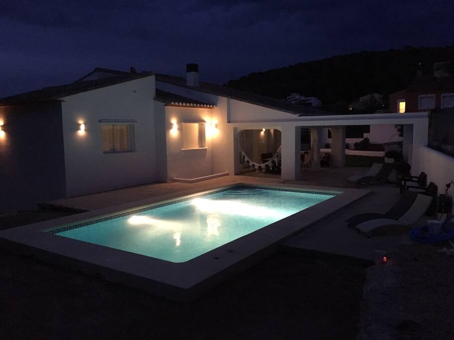 Coté piscine de nuit