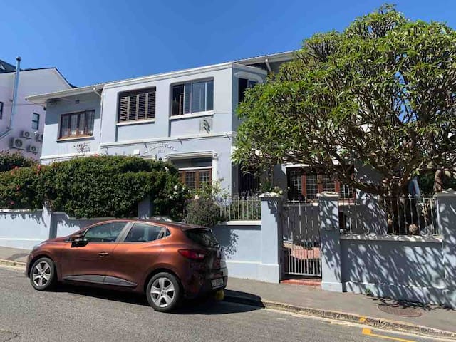 Beautiful SeaPoint Holiday Apt gallery image 2