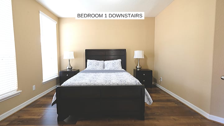 Cama queen en la planta baja con sábanas lujosas y cómodas.