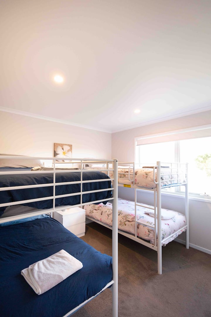 4 jednostruka kreveta idealna za dječju sobu. U ovoj prostoriji nalaze se i dječje igračke.