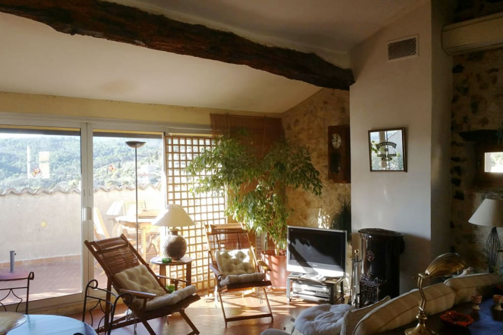 Le salon très bien exposé donne accès à la terrasse . Du canapé, profitez du calme ...