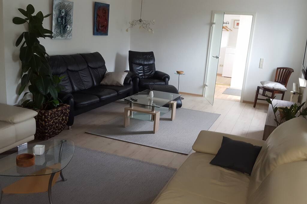 Wohnzimmer zur gemeinschaftlichen Unterhaltung und TV, mit Blick zum Flur