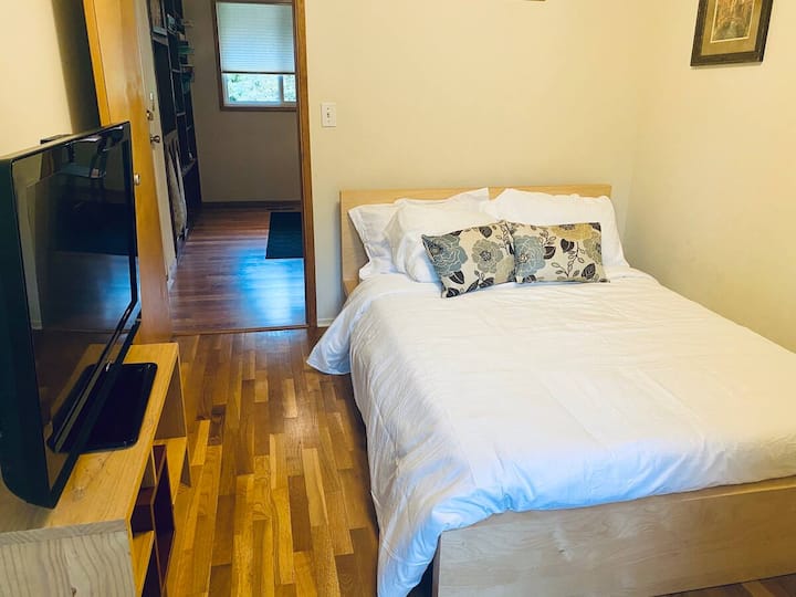 Tercer dormitorio, viene con una cama ajustable y patio trasero totalmente vallado, incluyendo paisajes maduros.