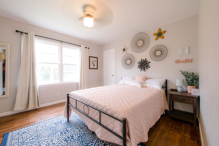 ห้องนอน 1 มีเตียงควีนไซส์