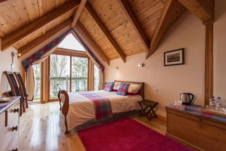 Bright, spacious kingsize room with ensuite