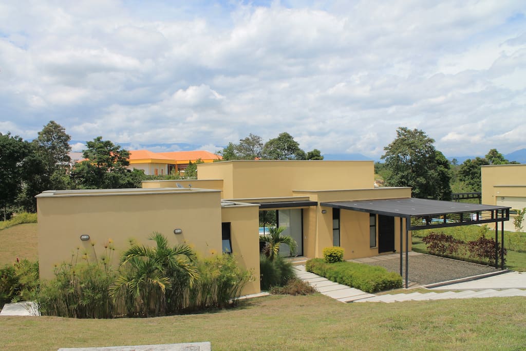 Villa privada con doble zona de parqueo. bellas áreas comunes.