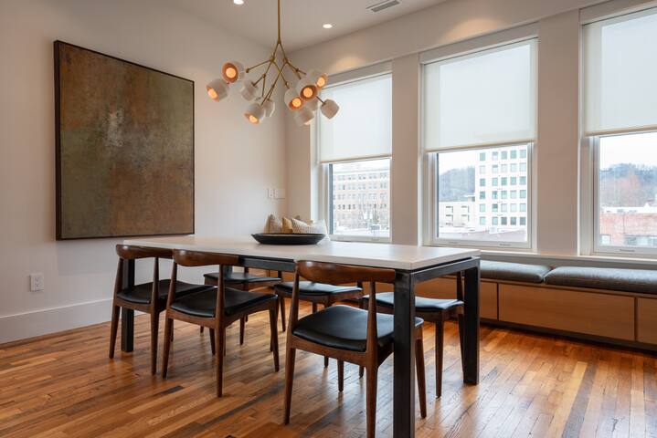 Central Downtown Luxury Contemporary Residence 301 gallery image 5