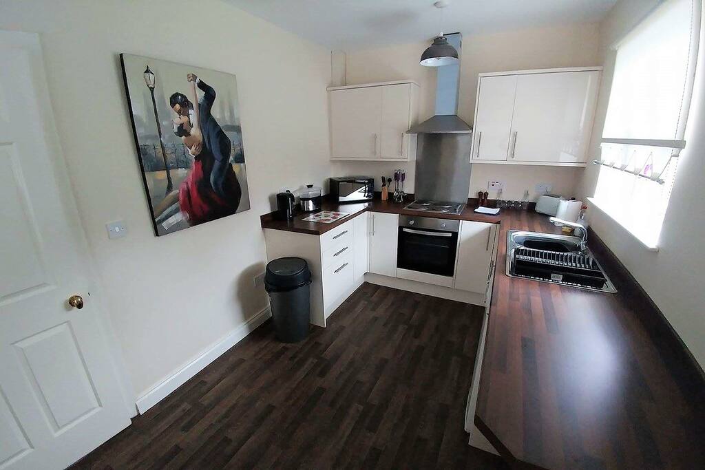 "Location is very convenient. Short walk to supermarket, bus stop, city center and the water."
Amie - 5 Stars"