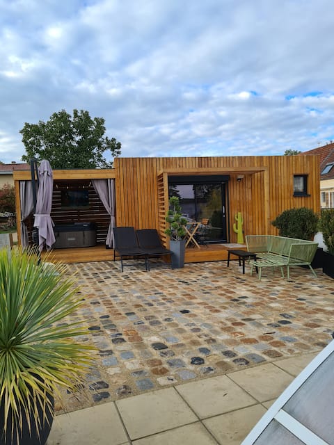 Garden studio with private pool and hot tub