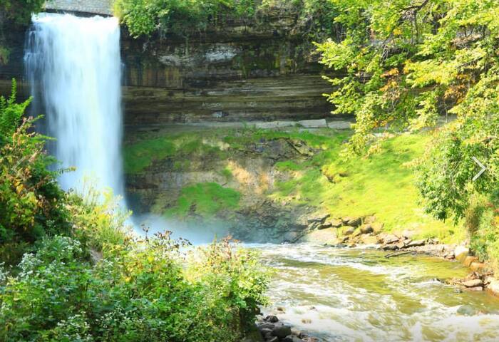 Entire Minnehaha Bungalow Lrail/DT/MOA by Lux Life gallery image 4