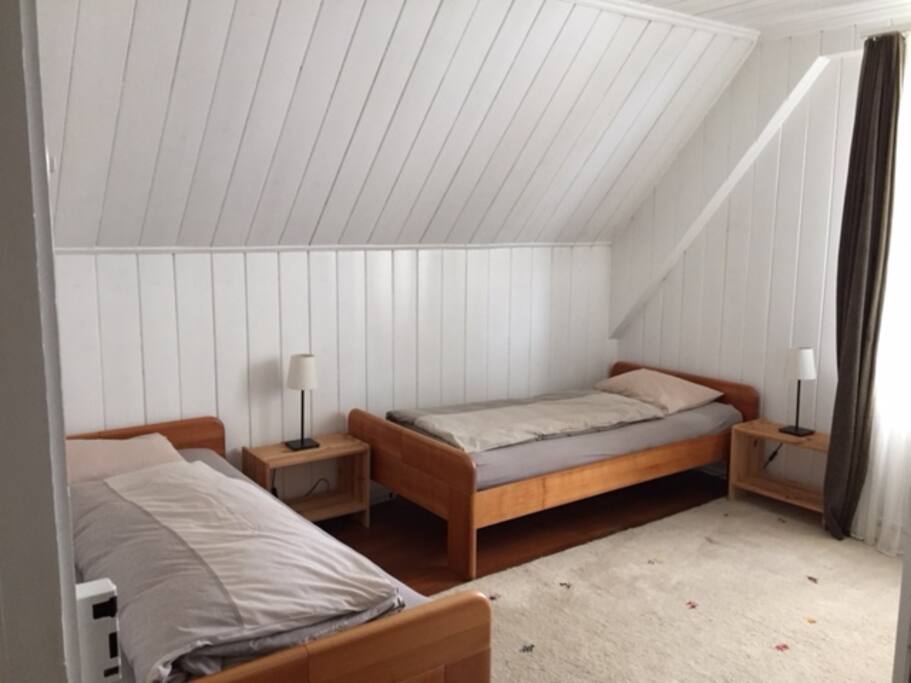 Schlafzimmer mit zwei Einzelbetten und Kleiderschrank