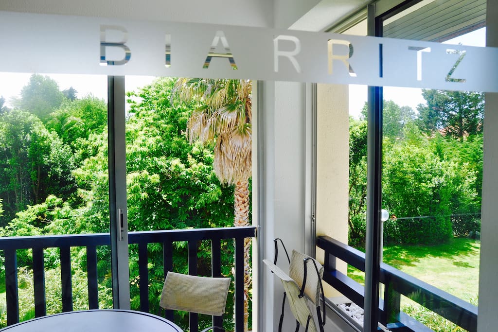 Veranda donnant sur parc calme et arboré