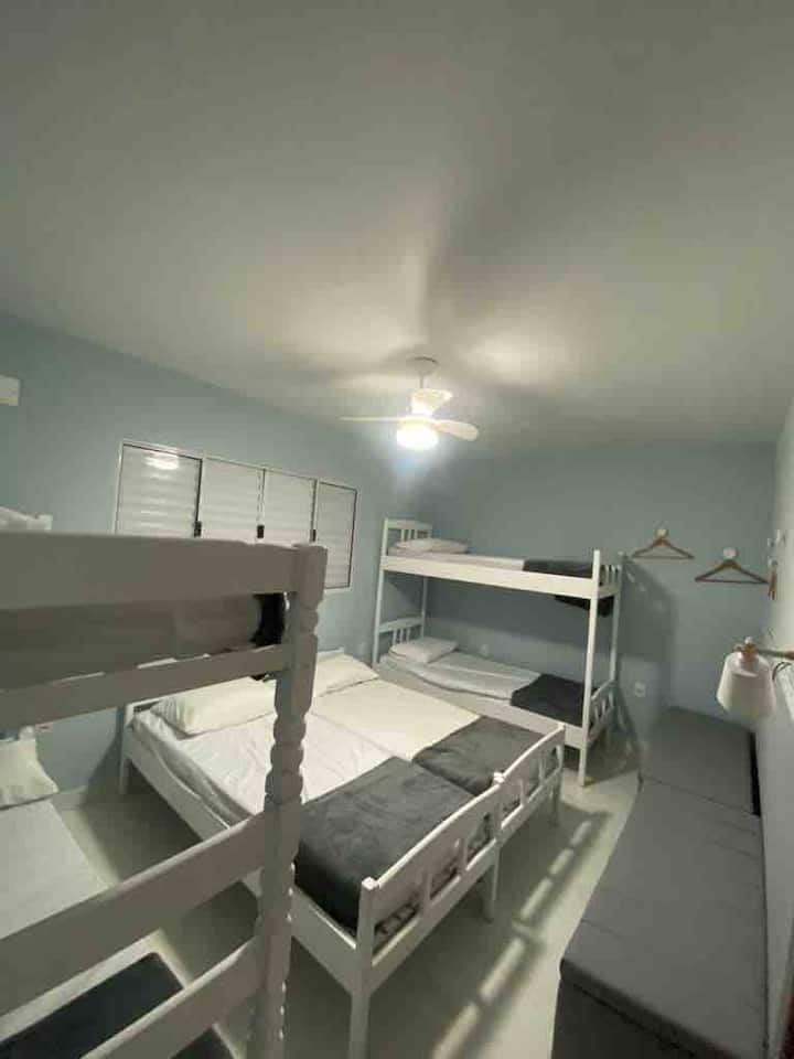 Habitación con dos literas y dos camas individuales
