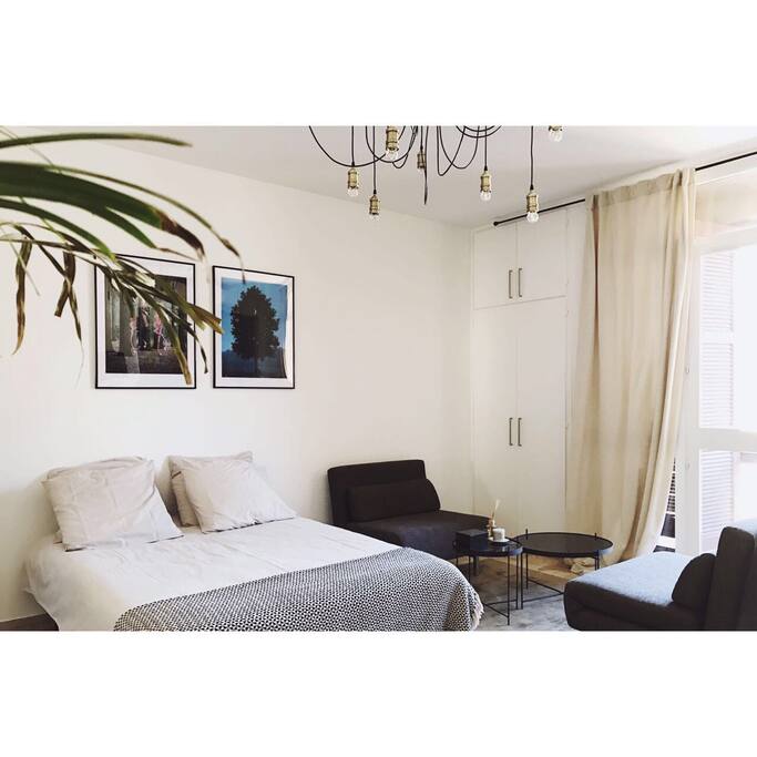 Pièce à vivre avec coin salon et petite loggia