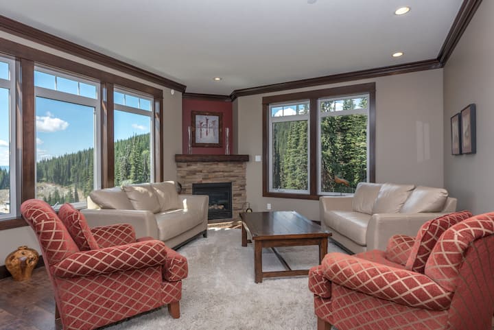 Spacious Ridge Duplex Chalet Hottub & Sunset Views - Armstrong