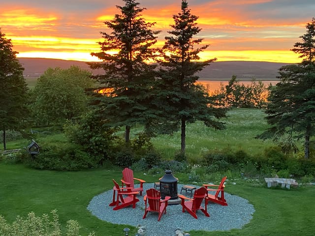 FAMILY Fundy’s Lost Lobster House Water-views