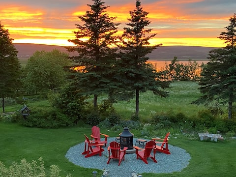 FAMILY  Fundy's Lost Lobster House Water-views