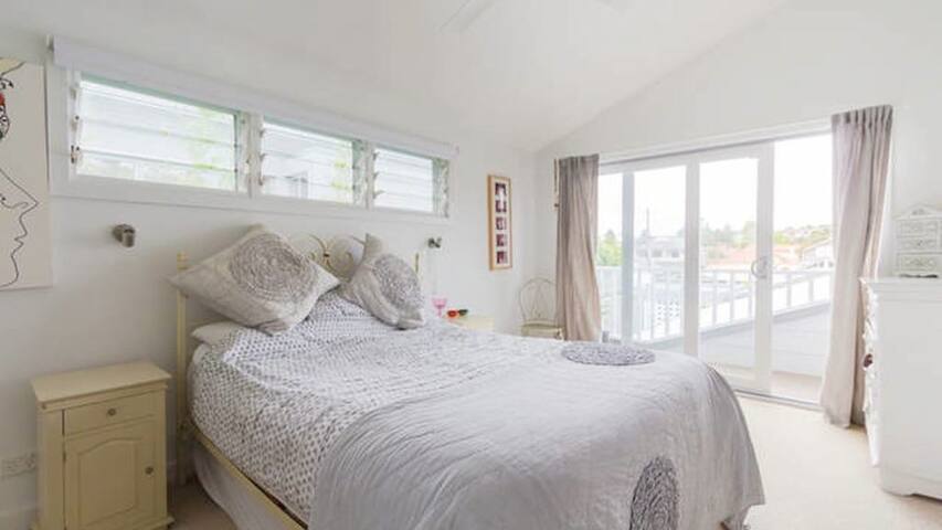 Magic manly beach house – close to everything gallery image 5