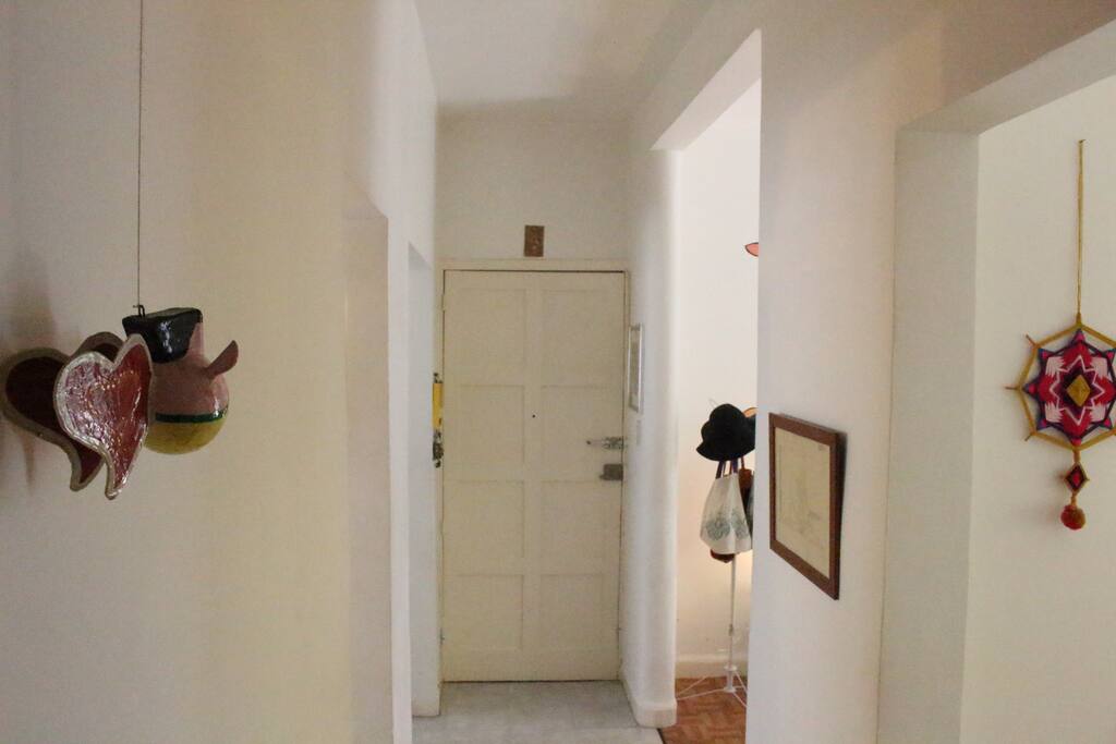 La puerta de entrada, vista desde el pasillo.