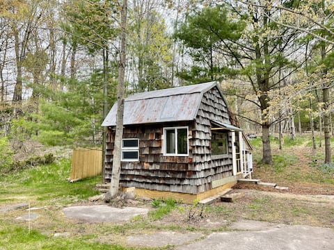 Cabin Unwind, tucked into the woods
