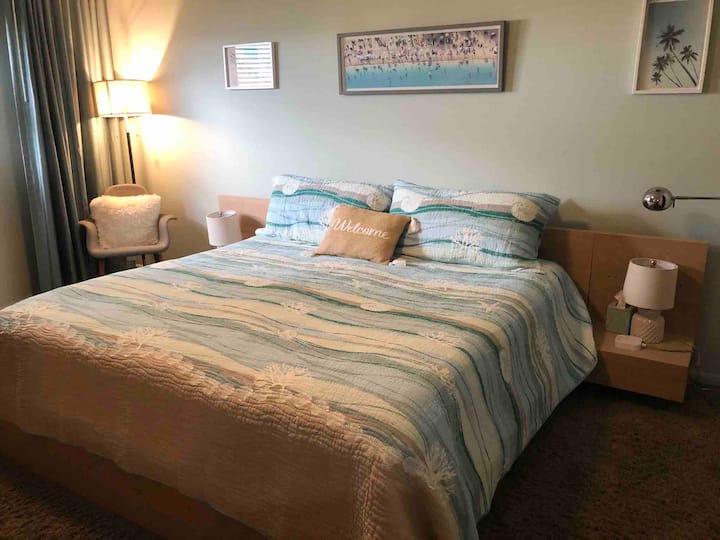 غرفة النوم الرئيسية - سرير بحجم كبير
أرضيات خشبية صلبة في غرفة النوم، مع مروحة سقف في الأعلى