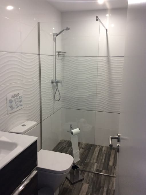Two Bathrooms with good showers